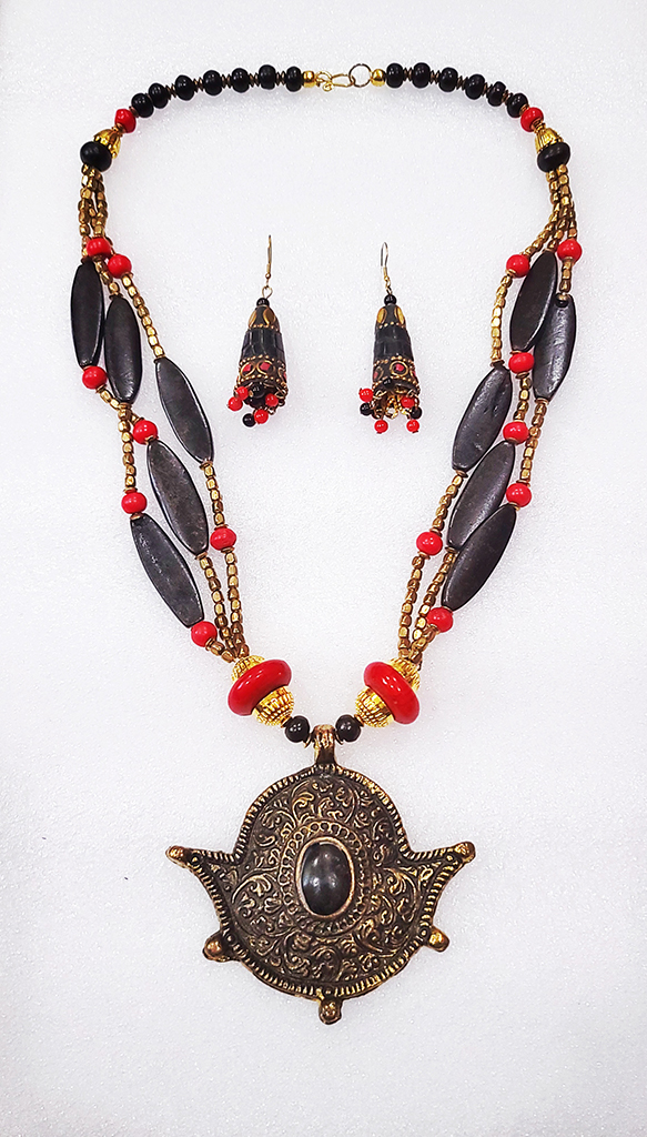 Buy Red Color Ceramic and Black Glass Beaded Necklace 21.5-23.5 Inches in  Silvertone at ShopLC.